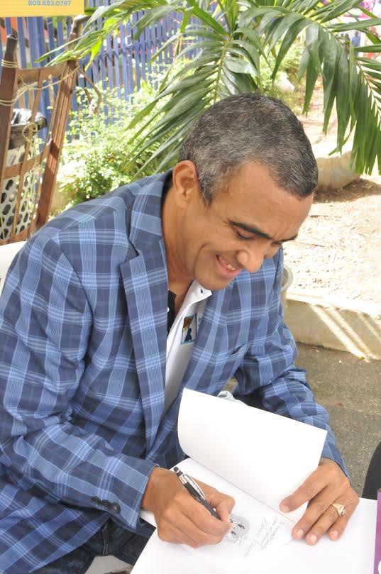 Tony López mientras firma algunos de los ejemplares de su libro.