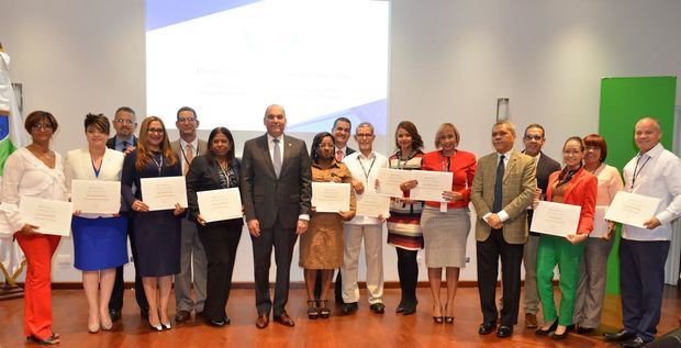 Los 13 colaboradores de la DGA, reconocidos en el Día Internacional de las Aduanas, junto al director general de Aduanas, Enrique A. Ramírez P., y Gabino José Polanco, subdirector Técnico de la DGA.