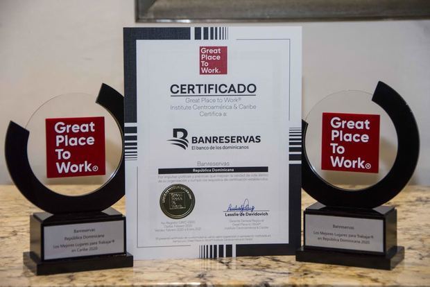 Trofeos y certificación que acreditan a Banreservas como uno de los Mejores Lugares para Trabajar en el Caribe y en República Dominicana.
