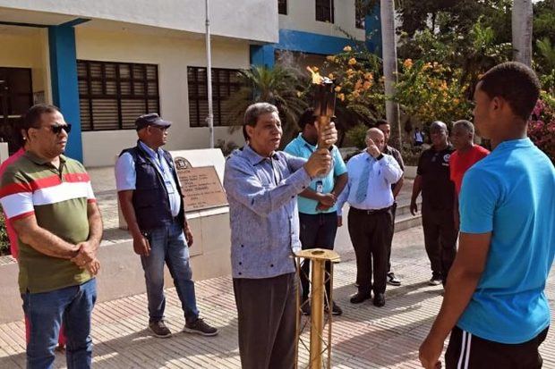 Maestro Juan Arias Fuentes Recibe la antorcha de los Juegos Tony Barreiro en UASD Recinto Santiago.