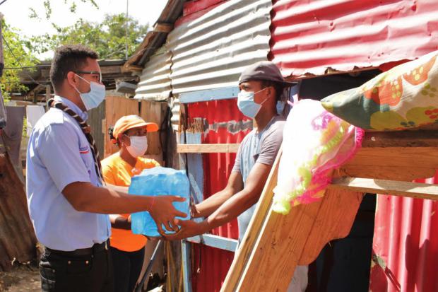 Scouts Dominicanos entregan ayudas en Hato Mayor