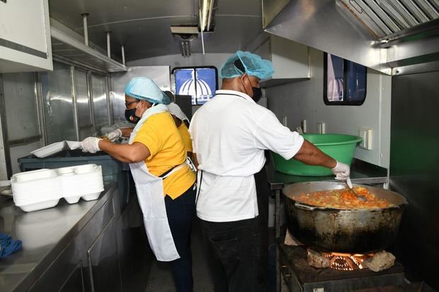 Comedores Económicos del Estado reparten más de 51 mil raciones alimenticias cocidas a través de sus cocinas móviles en provincia de Monte Plata.