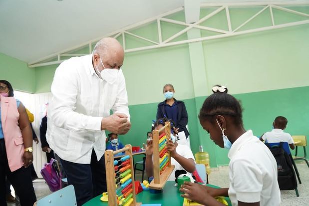 Ministro Roberto Fulcar supervisa escuelas de la frontera y entrega mobiliario y dispositivos electrónicos.