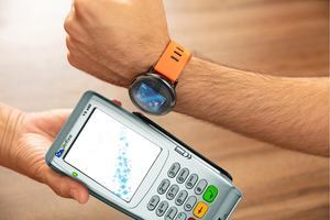 Banco Popular y Visa habilitan pagos sin contacto en relojes Fitbit y Garmin