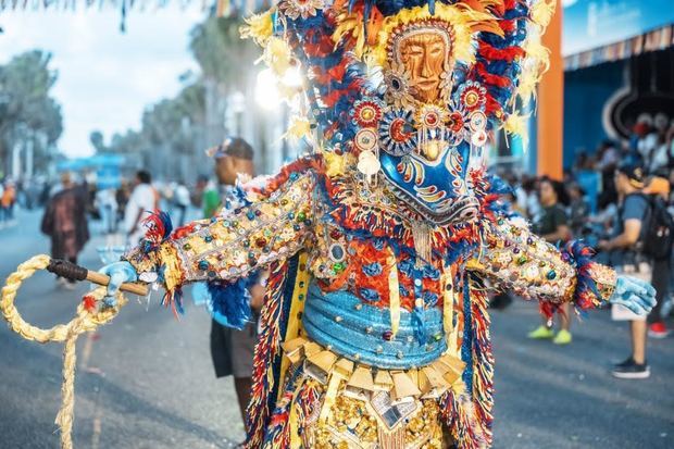 Cientos de capitaleños disfrutaron el Carnaval del Distrito Nacional 2022.