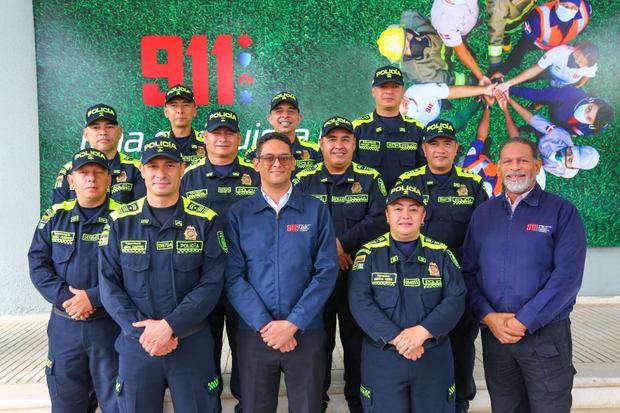 Delegación de la Policía Nacional de Colombia junto al director ejecutivo del 911.