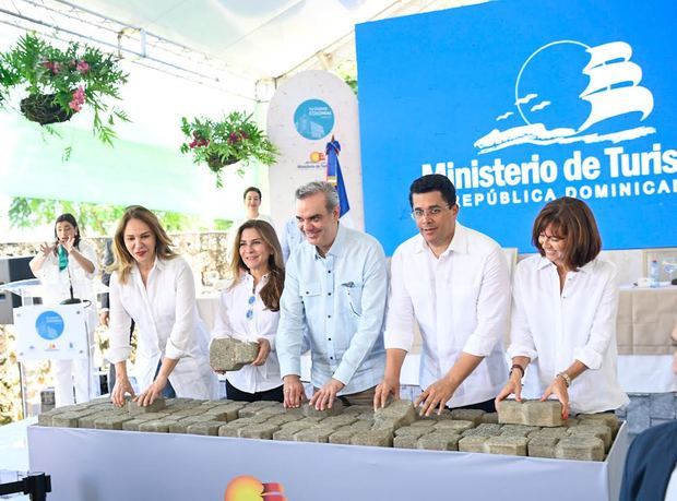Milagros Germán, Carolina Mejía, Presidente Abinader, David Collado y  Katharina Falkner–Olmedo.