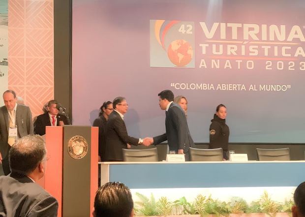 David Collado saluda a Gustavo Petro durante la inauguración de la feria ANATO 2023.