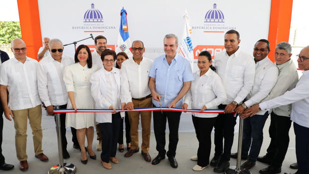 Presidente Abinader inaugura dos carreteras y 110 apartamentos en Santiago y Moca por más de 2,530 millones de pesos.