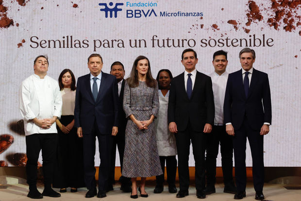 Jordi Roca, copropietario del Celler de Can Roca; Luis Planas, ministro de Agricultura, Pesca y Alimentación; S. M. la Reina; Carlos Torres Vila, presidente de BBVA; y Javier M. Flores, director general de la FMBBVA. En la segunda fila: Paz Álvarez, moderadora del acto y periodista de El País; Marlon Ferreira, chocolatero colombiano; Ana Rodríguez, cacaotera y S.M. la Reina Letizia (al centro) junto a personalidades  Jordi Roca, copropietario del Celler de Can Roca; Luis Planas, ministro de Agricultura, Pesca y Alimentación; S. M. la Reina; Carlos Torres Vila, presidente de BBVA; y Javier M. Flores, director general de la FMBBVA. En la segunda fila: Paz Álvarez, moderadora del acto y periodista de El País; Marlon Ferreira, chocolatero colombiano; Ana Rodríguez, cacaotera y artesana dominicana; y Constantino Blandford, cacaotero panameño.

 