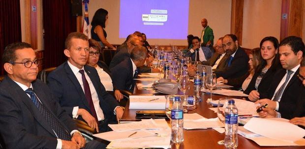 Comisión Bicameral sostuvo este martes su primer encuentro con una comisión del
Ministerio de Hacienda.