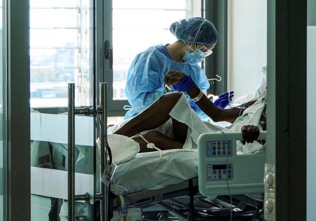 Un enfermo de Covid-19 es atendido por una fisioterapeuta en la UCI del hospital Son Espases de Palma de Mallorca.