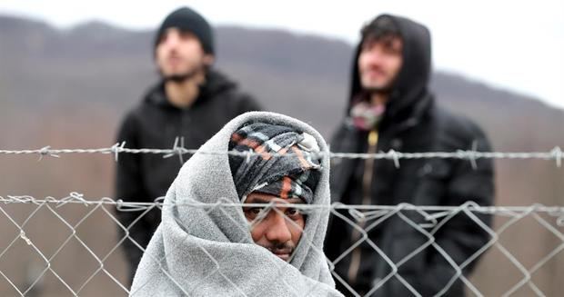 Bosnia aloja a migrantes abandonados en la nieve, tras crí­ticas de ACNUR.