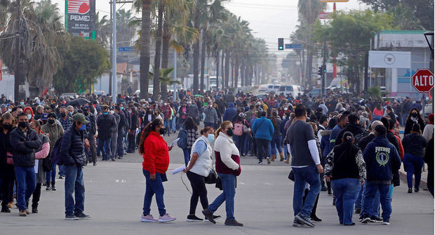 Cientos de personas hacen hoy fila para recibir la tercera dosis de la vacuna contra la covid-19 en Ensenada, Baja California, México.