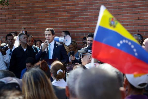 El presidente del Parlamento, Juan Guaidó, participa en la sesión de la Asamblea Nacional en conmemoración de los 20 años de la Constitución y de la tragedia de Vargas este domingo en La Guaira (Venezuela). 