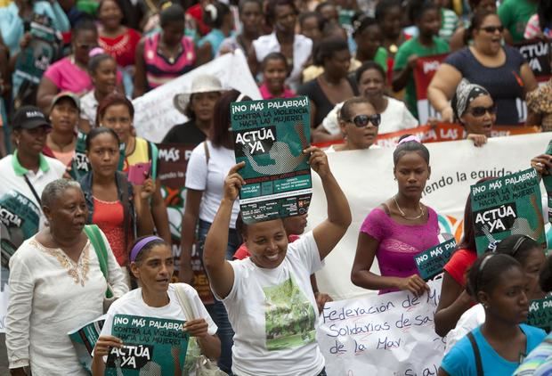 Fotografía de archivo en la que se registró a decenas de mujeres, durante una manifestación con motivo del Día Internacional de la Eliminación de la Violencia, en Santo Domingo, República Dominicana.

