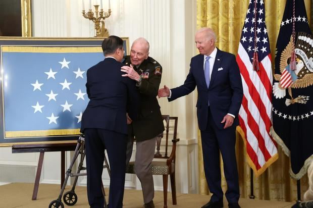 El presidente de Corea del Sur, Moon Jae-in (izq.), abraza al coronel retirado Ralph Puckett, Jr., de 94 años, durante una ceremonia en la que se le otorgó la Medalla de Honor este 21 de mayo de 2021.