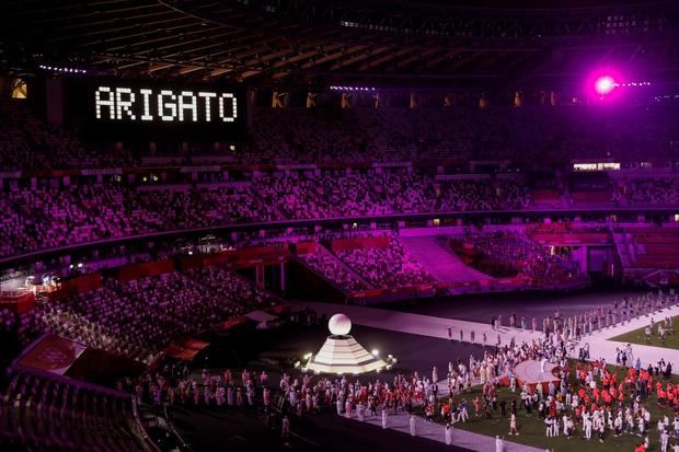 Fin del espectáculo de la ceremonia de clausura de los Juegos Olímpicos 2020, este domingo en el Estadio Nacional de Tokio, Japón.