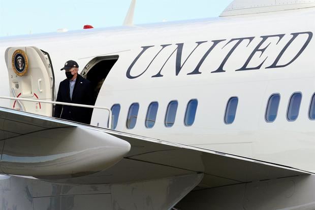 El presidente estadounidense Joe Biden y sus familiares llegan a Joint Base Andrews en Maryland, el 28 de noviembre de 2021.