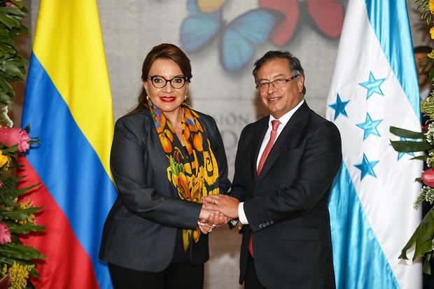 Fotografía cedida por prensa de Gustavo Petro de la Presidente de Honduras, Iris Xiomara Castro, se reunió con el presidente electo de Colombia Gustavo Petro.