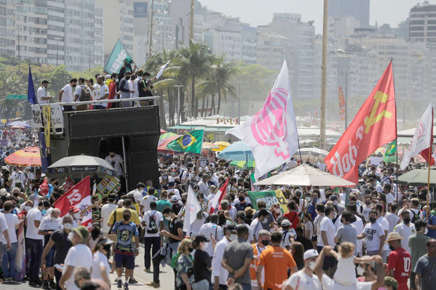 Decenas de personas se concentran en la playa Copacabana durante una jornada nacional de manifestaciones contra el Gobierno de Jair Bolsonaro hoy, en Río de Janeiro, Brasil.