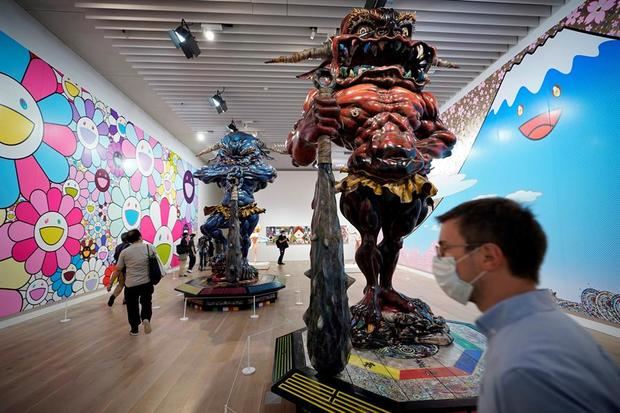 Obras de arte del artista japonés Takashi Murakami durante el avance de los medios de comunicación de la exposición 'ESTRELLAS: Seis artistas contemporáneos de Japón al mundo' en el Museo de Arte Mori en Tokio, Japón.