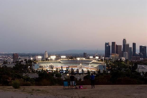 En la imagen el registro de una familia en el parque Elysian, frente al estadio de los Dodgers, durante un partido de la MLB en medio de la pandemia, en Los Ángeles, California, EE.UU.
