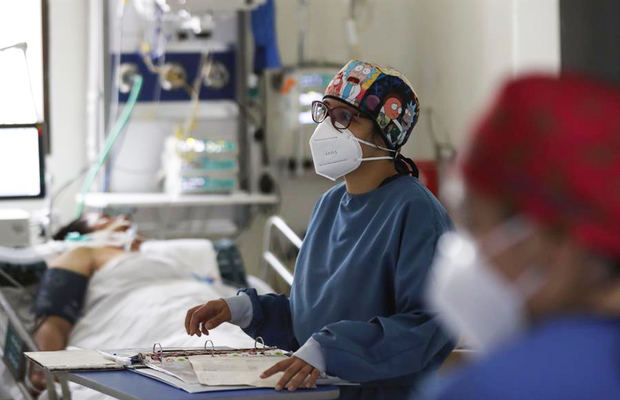 Personal médico atiende a un enfermo en una unidad de cuidado intensivo no covid-19 del Hospital El Tunal, el 17 de enero de 2021 en Bogotá, Colombia.