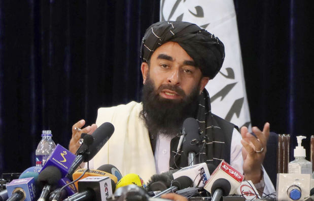 Zabihullah Mujahid, portavoz de los talibanes, habla con periodistas durante una conferencia de prensa en Kabul, Afganistán.
