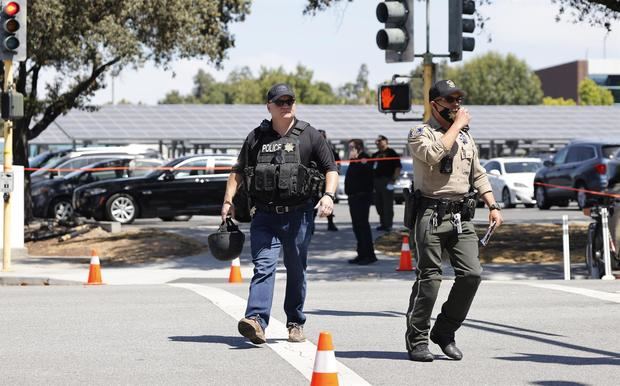 La Policía hace presencia en la Autoridad de Transporte del Valle de San José en San José, California (EE.UU.), este 26 de mayo de 2021 donde se produjo un tiroteo.