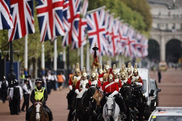 Miembros de la Caballería recorren el Mall de Londres antes de la procesión para llevar el cuerpo de la difunta Reina Isabel II desde el Palacio de Buckingham hasta Westminster Hall.