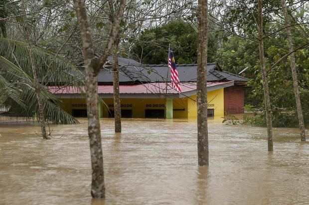 Al menos 3 muertos y casi 35.000 evacuados por inundaciones en Malasia.
