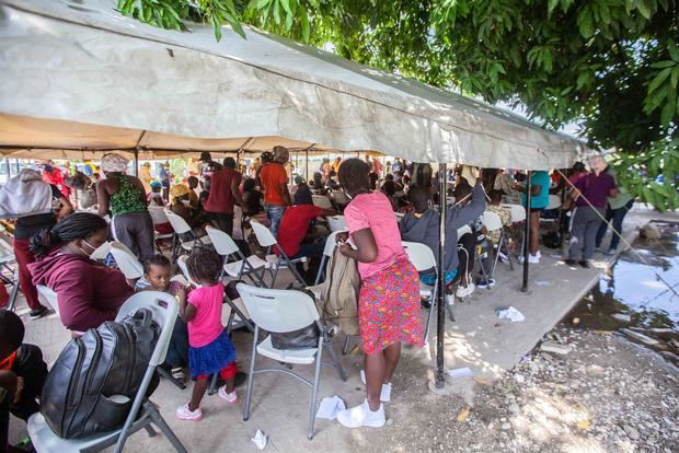 Fotografía de archivo, tomada el pasado 20 de septiembre, en la que se registró a decenas de migrantes haitianos al ser atendidos, tras ser deportados desde Estados Unidos, en el Aeropuerto Internacional Toussaint Louverture, en Puerto Príncipe, Haití.