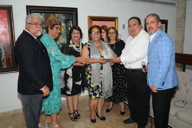 Entregan placa a Abil Peralta recibe su esposa Auda de Peralta. Juan Guerra, Purísima de León, Verónica Sencion, Mildred Canahuate, Rainer Sebelen y Juan Julio Bodden.