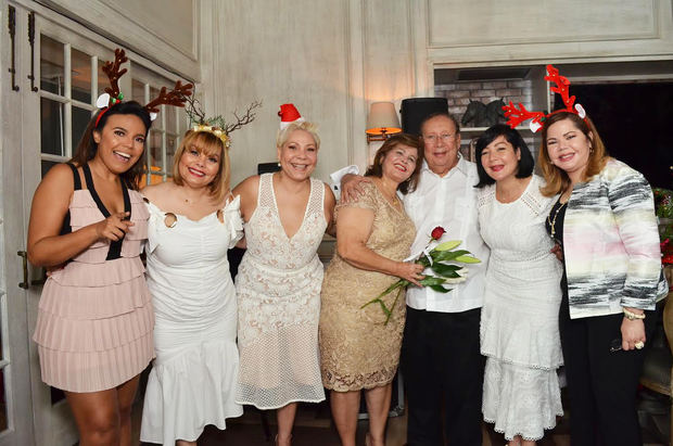Don Osiris Grullón junto a su esposa Marisela y sus hijas Rommy, Gina, Wanda y Kathy Grullón y su nieta Rommy Pichardo.