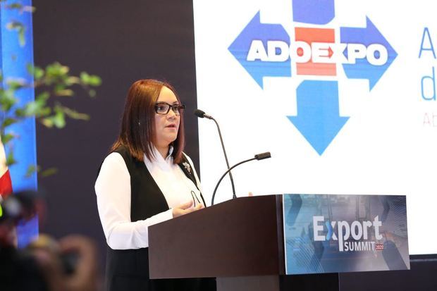 La presidenta de Adoexpo, Elizabeth Mena, se dirige a los presentes.