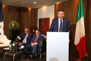 Miguel Vargas Maldonado, ministro de Relaciones Exteriores, Celso Marrancini, Presidente de la Cámara; Andrea Canepari, embajador italiano en RD.