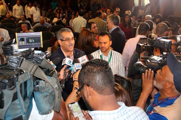 Secretario general de la Alianza por la Democracia, APD y diputado al Parlamento Centroamericano, Carlos Sánchez, entrevistado por medios de comunicación.