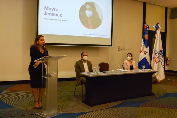 Mayra Jiménez durante su intervención en la Mesa de Trabajo de las Mujeres de los Partidos Mesa de Trabajo de las Mujeres de los Partidos Políticos organizada por el Ministerio de la Mujer.
