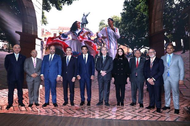 Integrantes de la delegación dominicana y representantes del cuerpo diplomático del país asistentes a la inauguración de FITUR 2023. 
