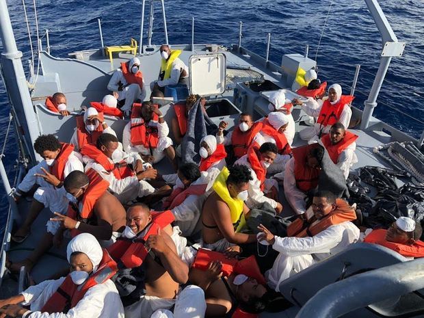 Armada de RD detiene 104 personas, frustra 21 viajes ilegales.