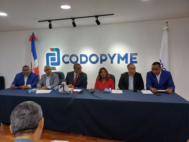 Ricardo Rosario, presidente Central Nacional Detallistas Unidos; Marino de Dios, vice secretario de Codopyme; Fernando Pinales, presidente de Codopyme; Amarilys Duran Salas, presidenta FEM y 2da. Vicepresidenta de Codopyme; Rene Rivas, vice tesorero y Francisco Mateo Minaya, presidente de ASONAMECA.