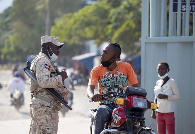 Un miembro del Cesfront (Cuerpo Especializado en Seguridad Fronteriza Terrestre), controla el acceso de haitianos, en el paso fronterizo Carrizal, en una fotografía de archivo.