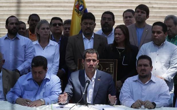 El jefe del Parlamento, Juan Guaidó (c), habla durante una rueda de prensa este domingo en el Palacio Federal Legislativo, sede de la Asamblea Nacional, en Caracas (Venezuela).
