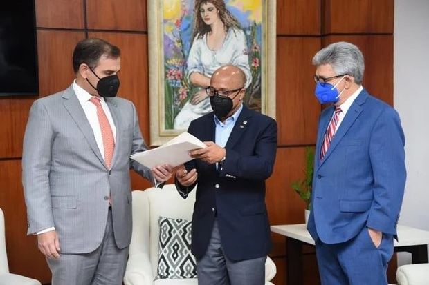 Presidente de la Cámara, Alfredo Pacheco, por el ministro de Hacienda, Jochi Vicente, y el director General de Presupuesto, José Rijo Presbot.