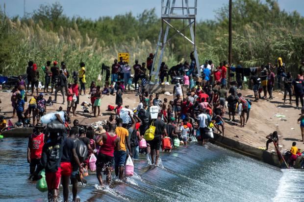 Fotografía de archivo de migrantes procedentes de Haití mientras esperan en el río Bravo para cruzar rumbo a Estados Unidos, en Ciudad Acuña, estado de Coahuila, México.