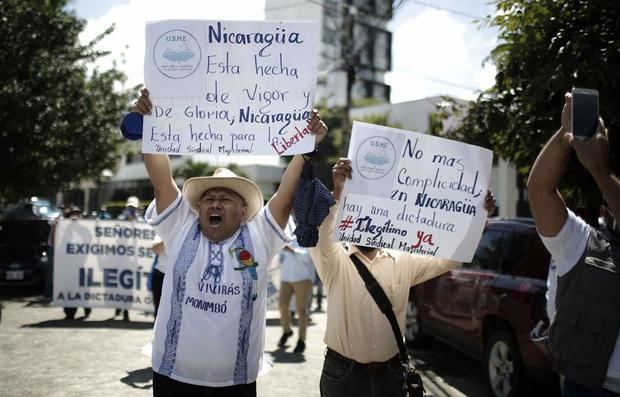 Nicaragüenses residentes en Costa Rica que rechazan el Gobierno de Nicaragua protestan contra el presidente de Nicaragua, Daniel Ortega, hoy, en las afueras de las instalaciones de la Organización de Estados Americanos (OEA), en San José, Costa Rica.