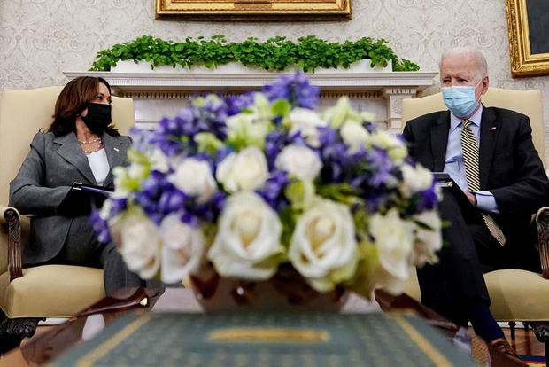 El presidente de Estados Unidos, Joe Biden, y la vicepresidenta de EE.UU., Kamala Harris, hablan durante una reunión en el Despacho Oval de la Casa Blanca, en Washington, EE.UU.