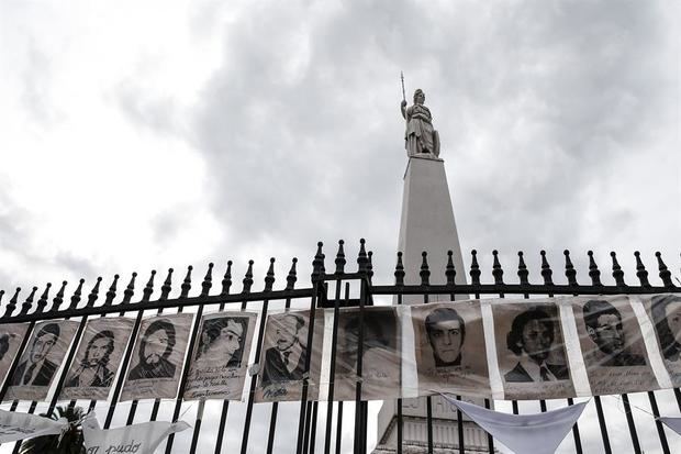 Según datos judiciales, de los más de 3,000 investigados por delitos de lesa humanidad, durante la más reciente dictadura militar en Argentina (1976-1983), unos 1.500 están en libertad, alrededor de 900 detenidos y 811 fallecieron. 