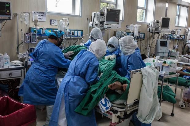 Pacientes contagiados de COVID-19 reciben atención médica en el Hospital Guillermo Almenara de Lima (Perú).